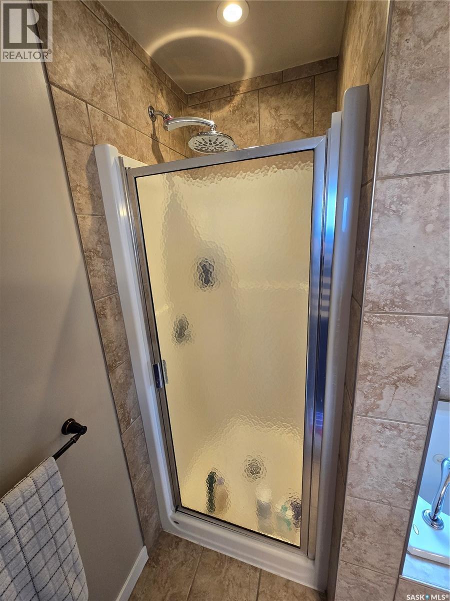 721 Barber Crescent, Weyburn, SK - Indoor Photo Showing Bathroom