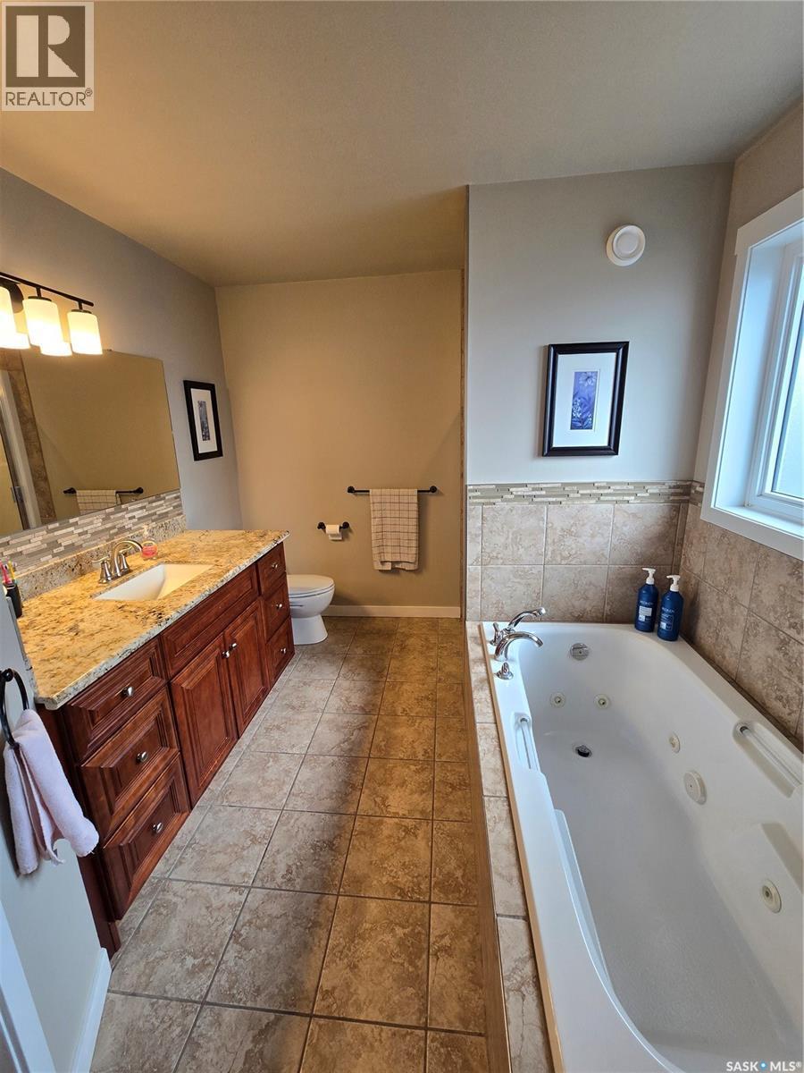 721 Barber Crescent, Weyburn, SK - Indoor Photo Showing Bathroom