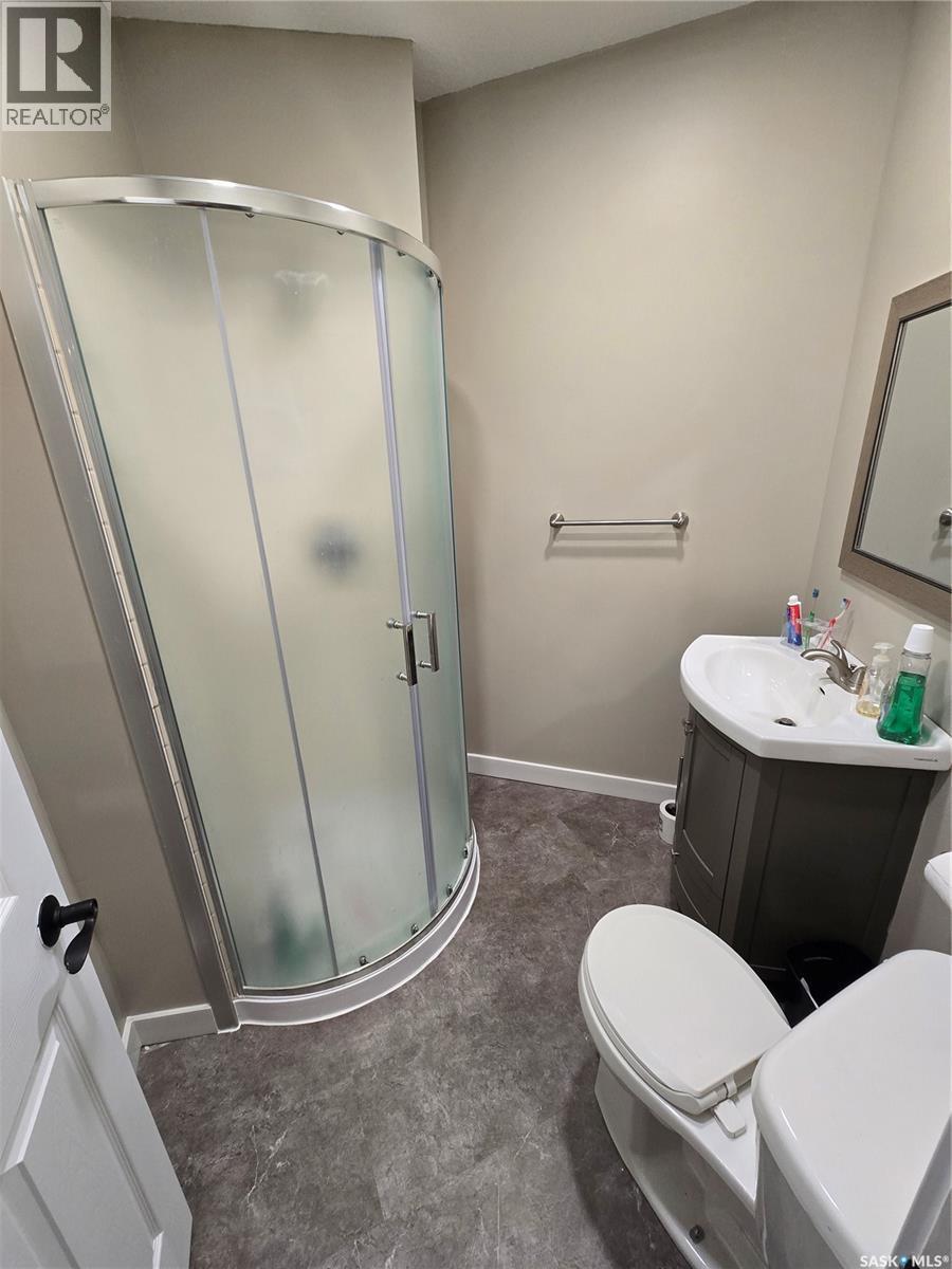 721 Barber Crescent, Weyburn, SK - Indoor Photo Showing Bathroom