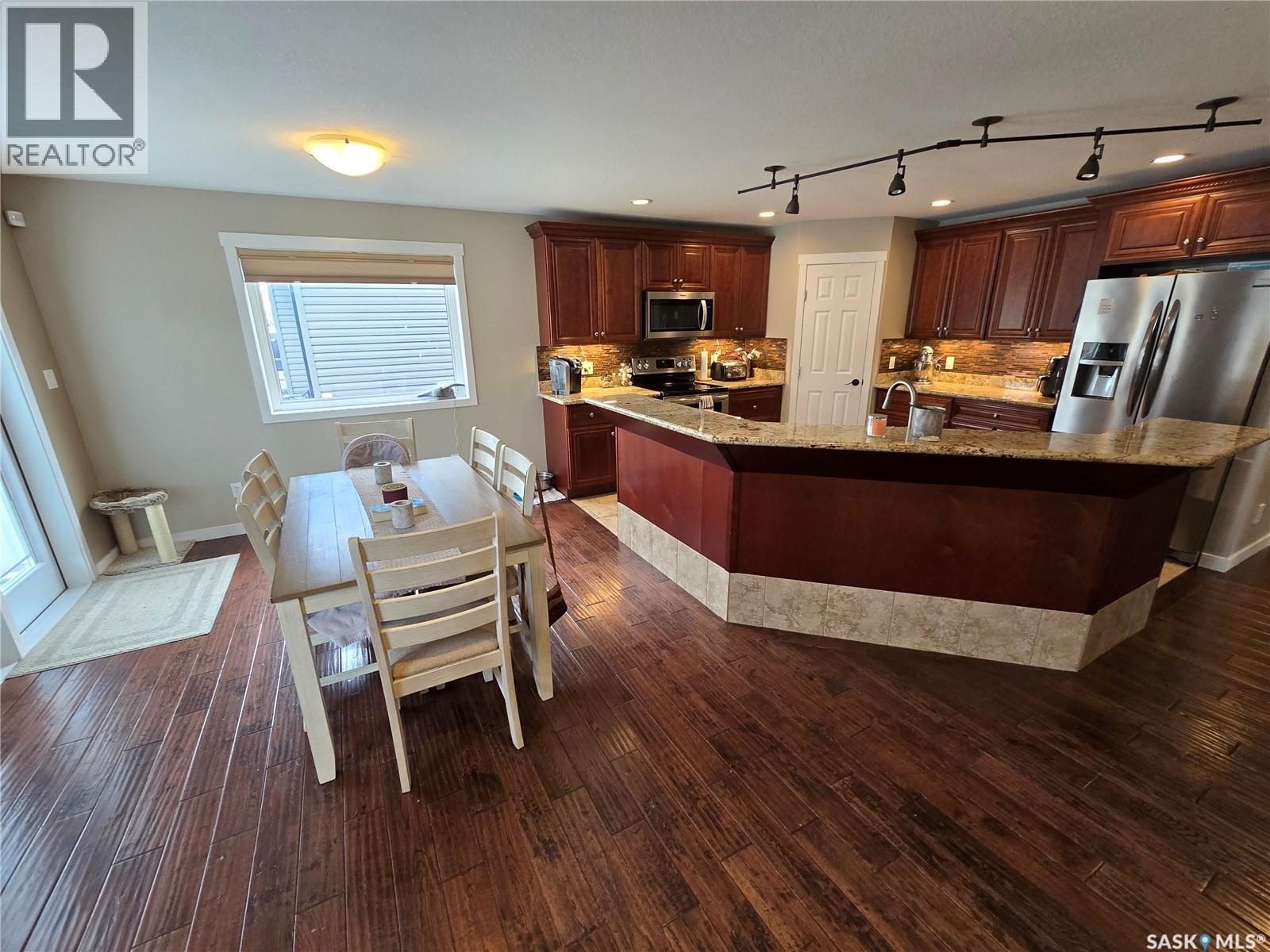 721 Barber Crescent, Weyburn, SK - Indoor Photo Showing Kitchen