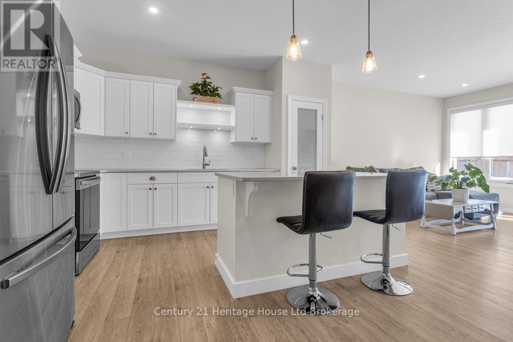 19 Livingston Drive, Tillsonburg, ON - Indoor Photo Showing Kitchen With Upgraded Kitchen
