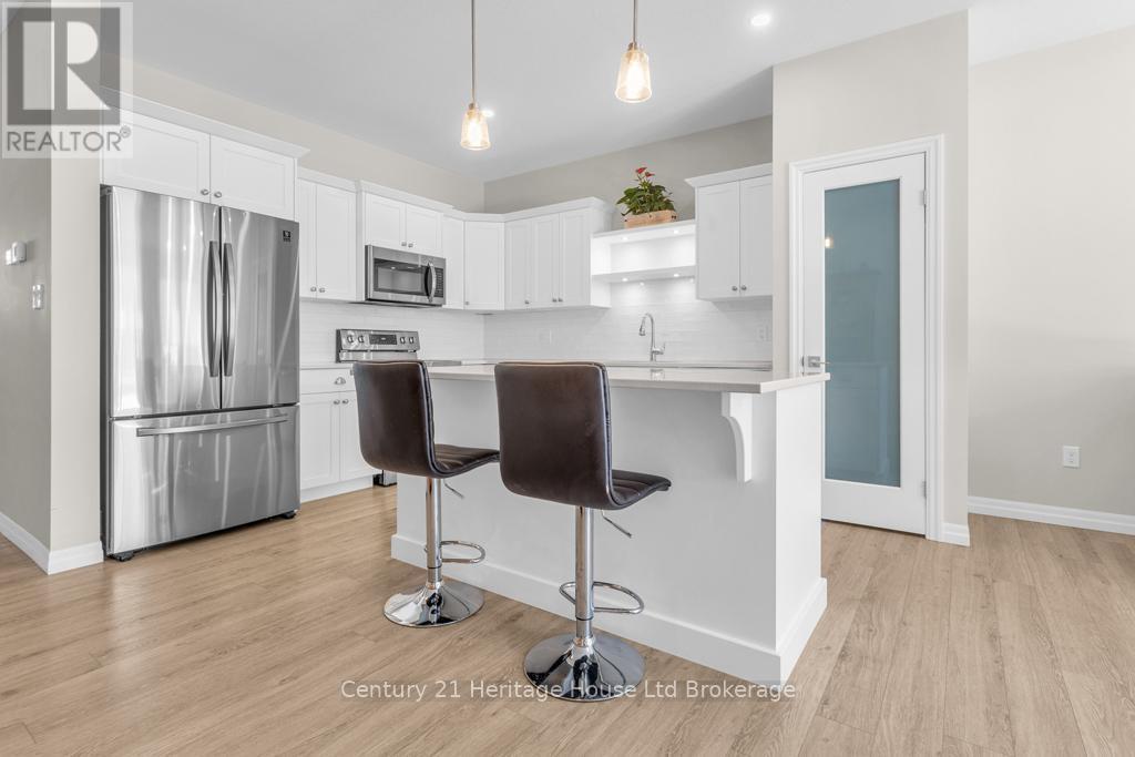 19 Livingston Drive, Tillsonburg, ON - Indoor Photo Showing Kitchen With Upgraded Kitchen