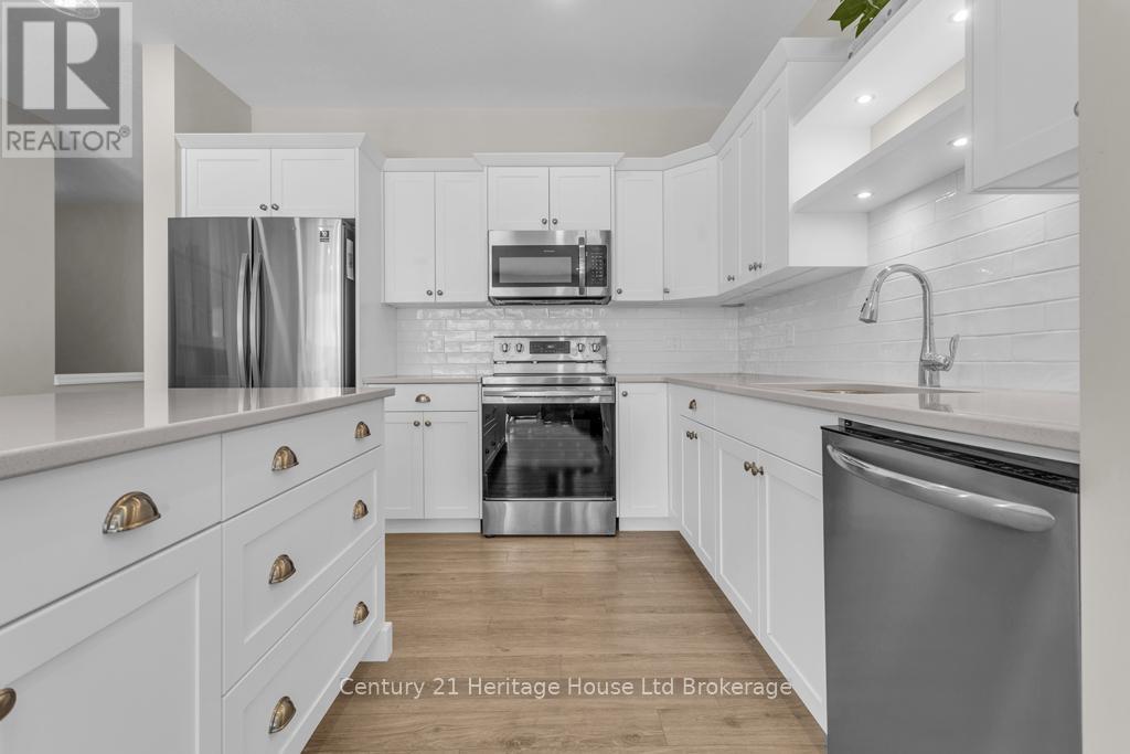 19 Livingston Drive, Tillsonburg, ON - Indoor Photo Showing Kitchen With Upgraded Kitchen