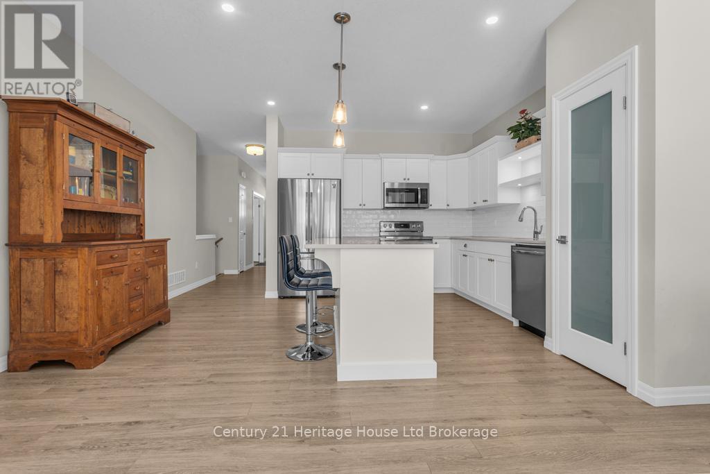 19 Livingston Drive, Tillsonburg, ON - Indoor Photo Showing Kitchen With Upgraded Kitchen