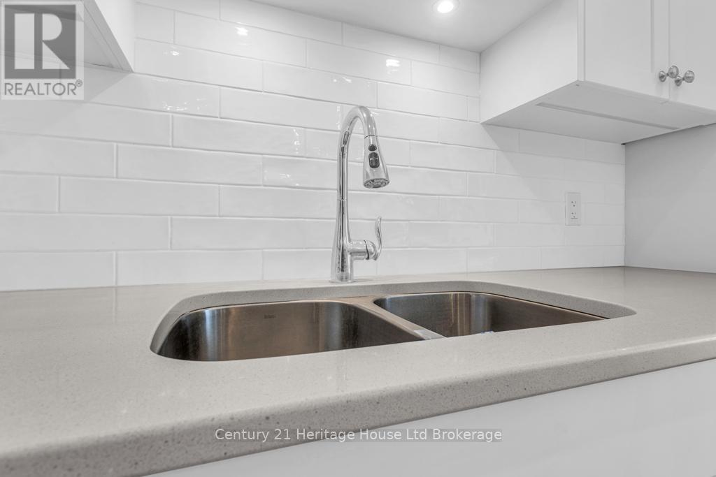 19 Livingston Drive, Tillsonburg, ON - Indoor Photo Showing Kitchen With Double Sink