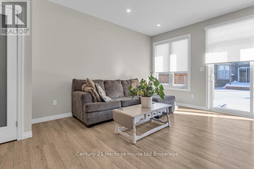 19 Livingston Drive, Tillsonburg, ON - Indoor Photo Showing Living Room