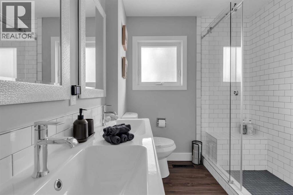 19 Garrick Drive Sw, Calgary, AB - Indoor Photo Showing Bathroom