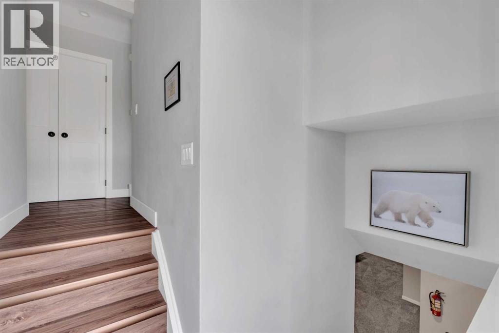 19 Garrick Drive Sw, Calgary, AB - Indoor Photo Showing Other Room