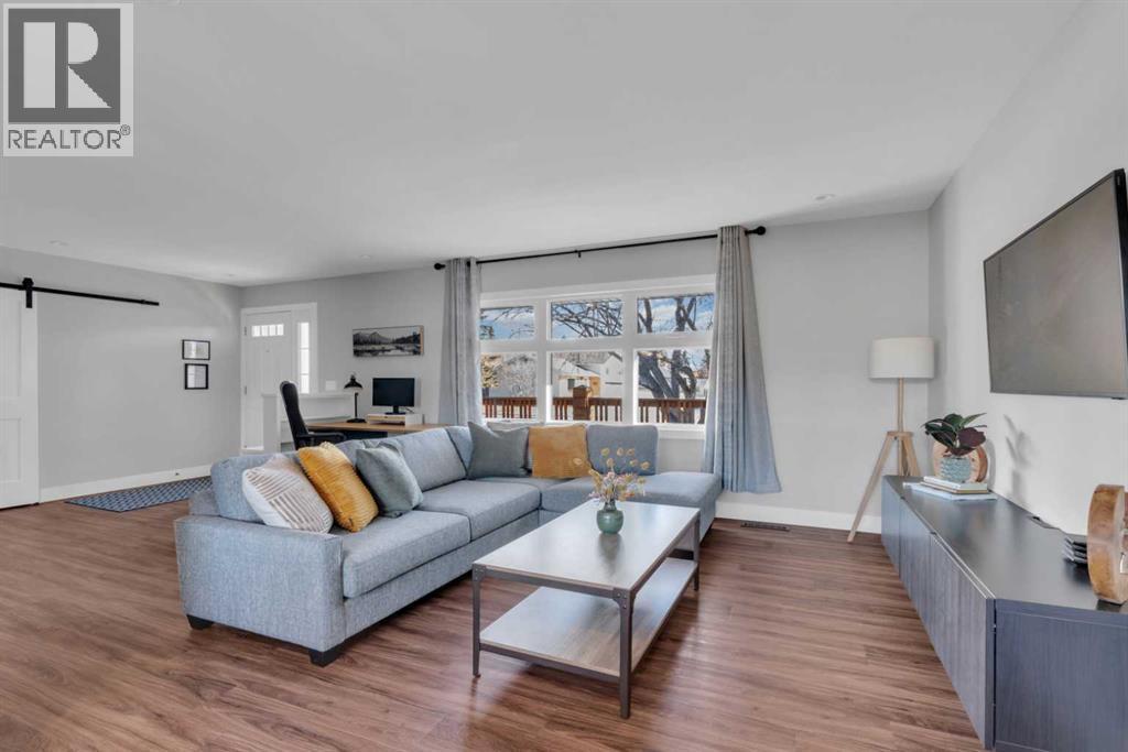 19 Garrick Drive Sw, Calgary, AB - Indoor Photo Showing Living Room