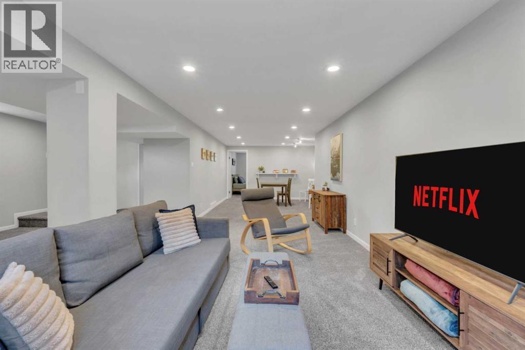 19 Garrick Drive Sw, Calgary, AB - Indoor Photo Showing Living Room