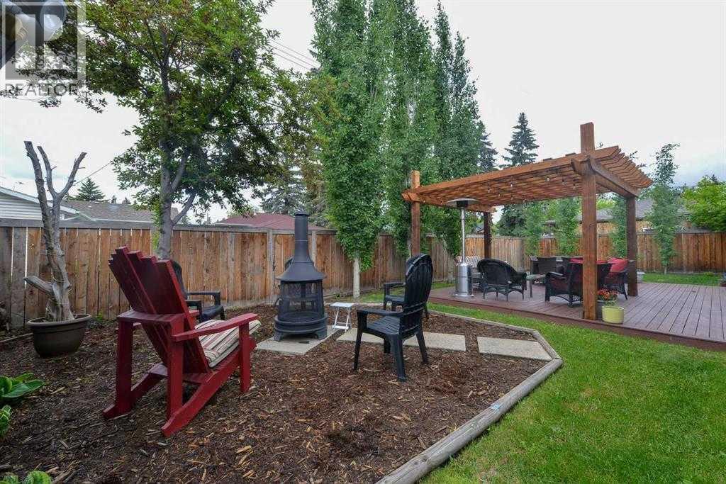 19 Garrick Drive Sw, Calgary, AB - Outdoor With Deck Patio Veranda With Backyard