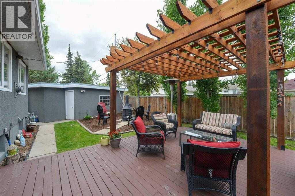 19 Garrick Drive Sw, Calgary, AB - Outdoor With Deck Patio Veranda With Exterior