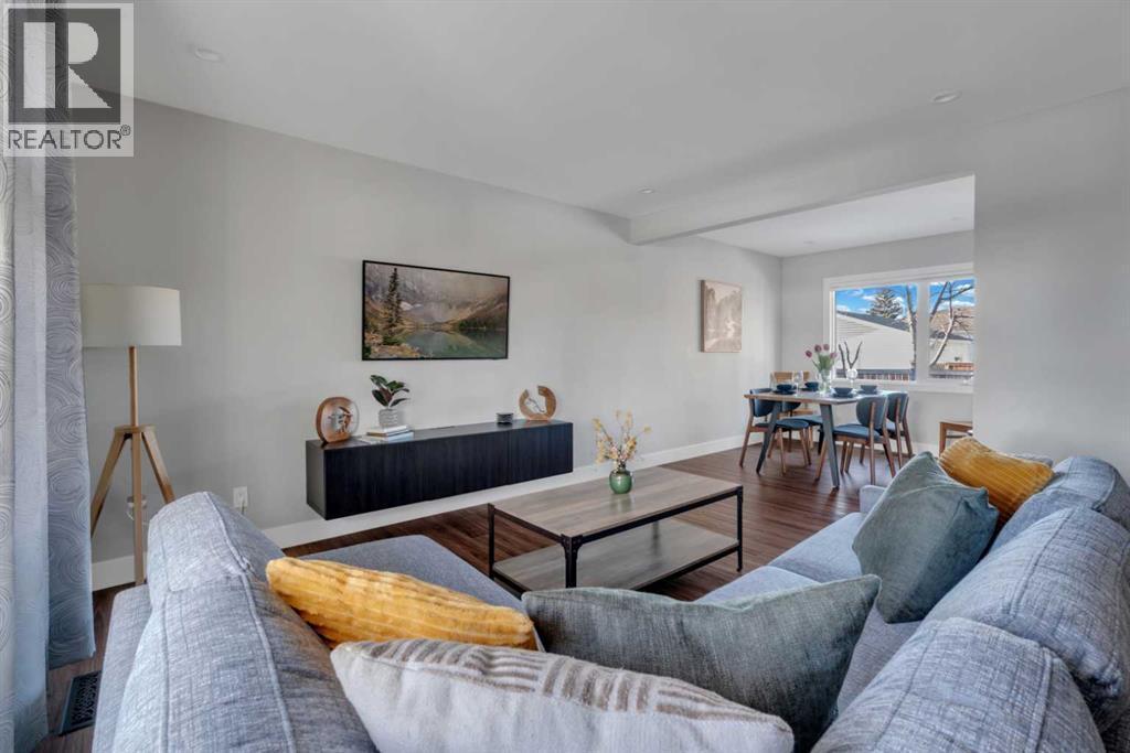 19 Garrick Drive Sw, Calgary, AB - Indoor Photo Showing Living Room