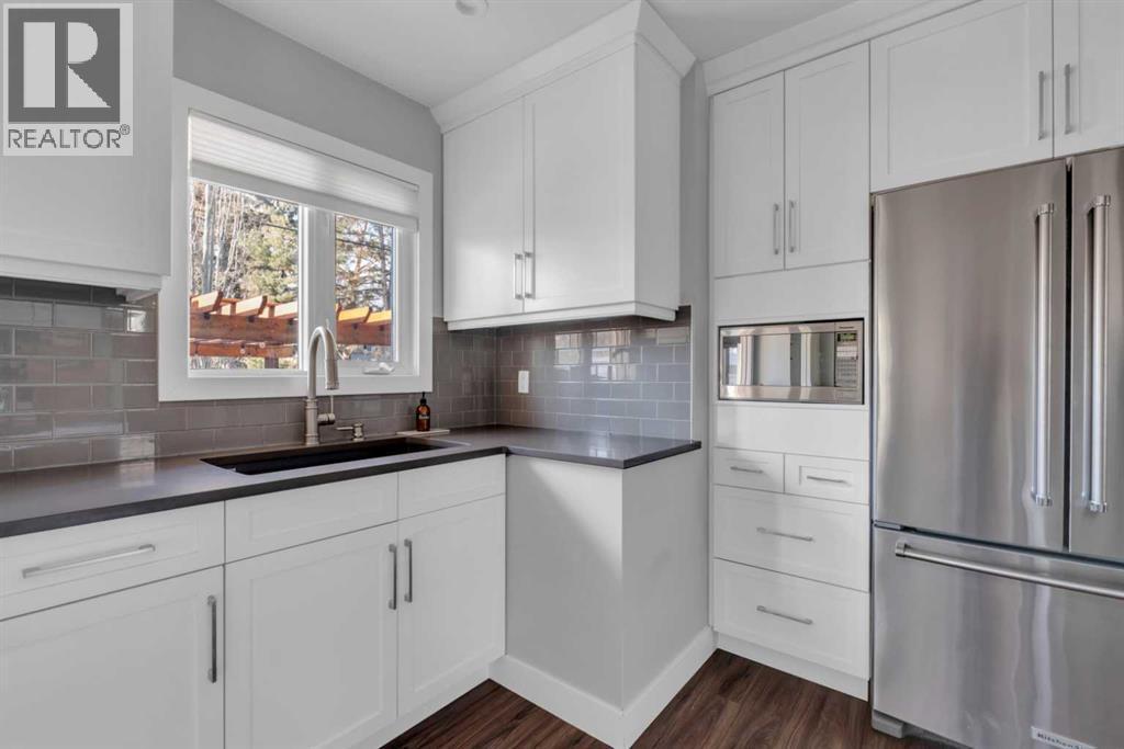 19 Garrick Drive Sw, Calgary, AB - Indoor Photo Showing Kitchen