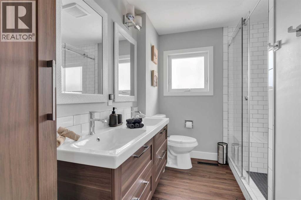 19 Garrick Drive Sw, Calgary, AB - Indoor Photo Showing Bathroom