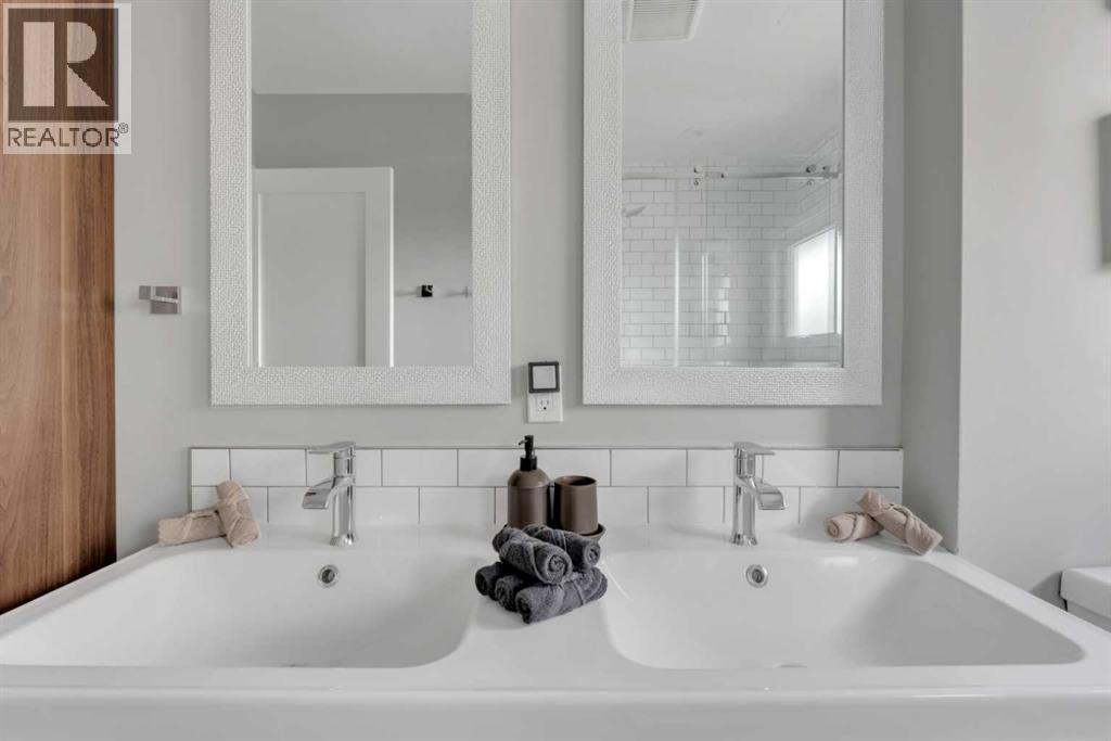 19 Garrick Drive Sw, Calgary, AB - Indoor Photo Showing Bathroom