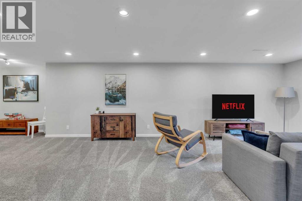 19 Garrick Drive Sw, Calgary, AB - Indoor Photo Showing Other Room