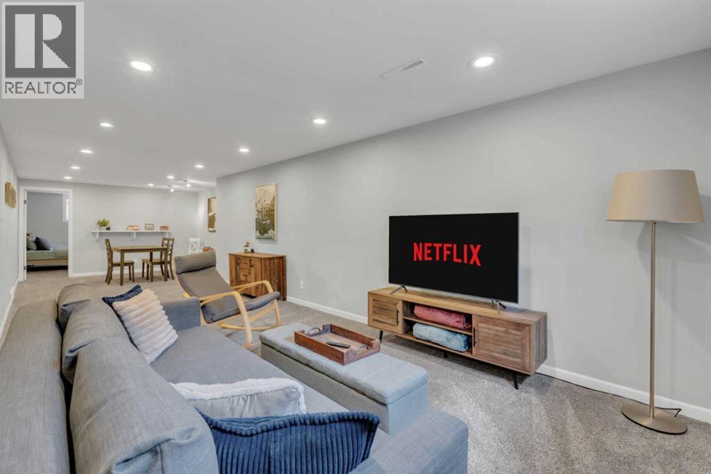 19 Garrick Drive Sw, Calgary, AB - Indoor Photo Showing Living Room