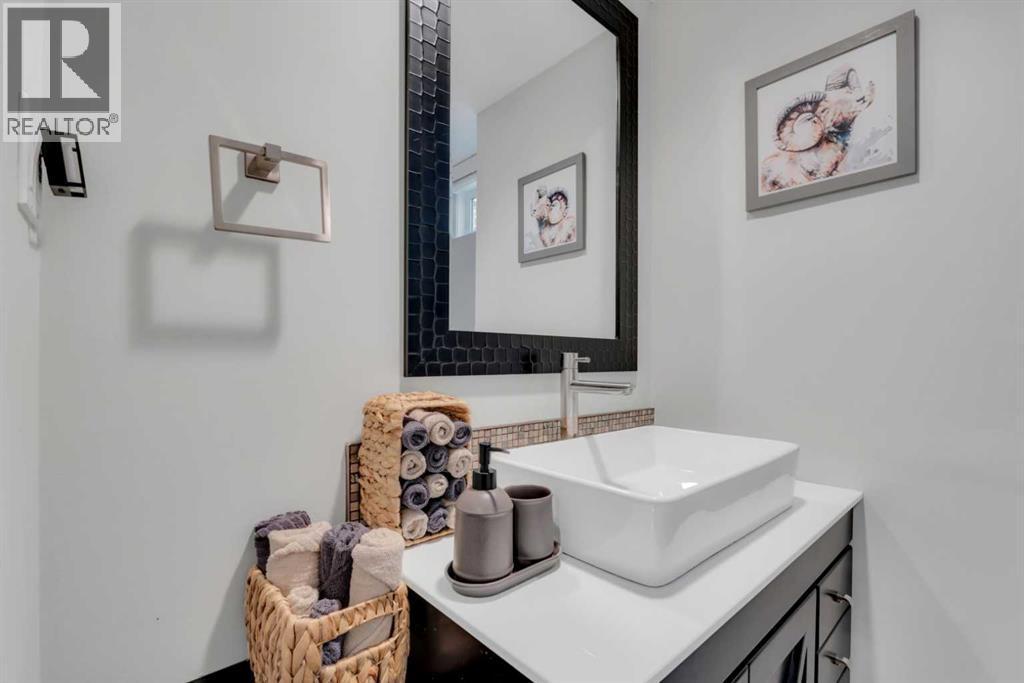 19 Garrick Drive Sw, Calgary, AB - Indoor Photo Showing Bathroom