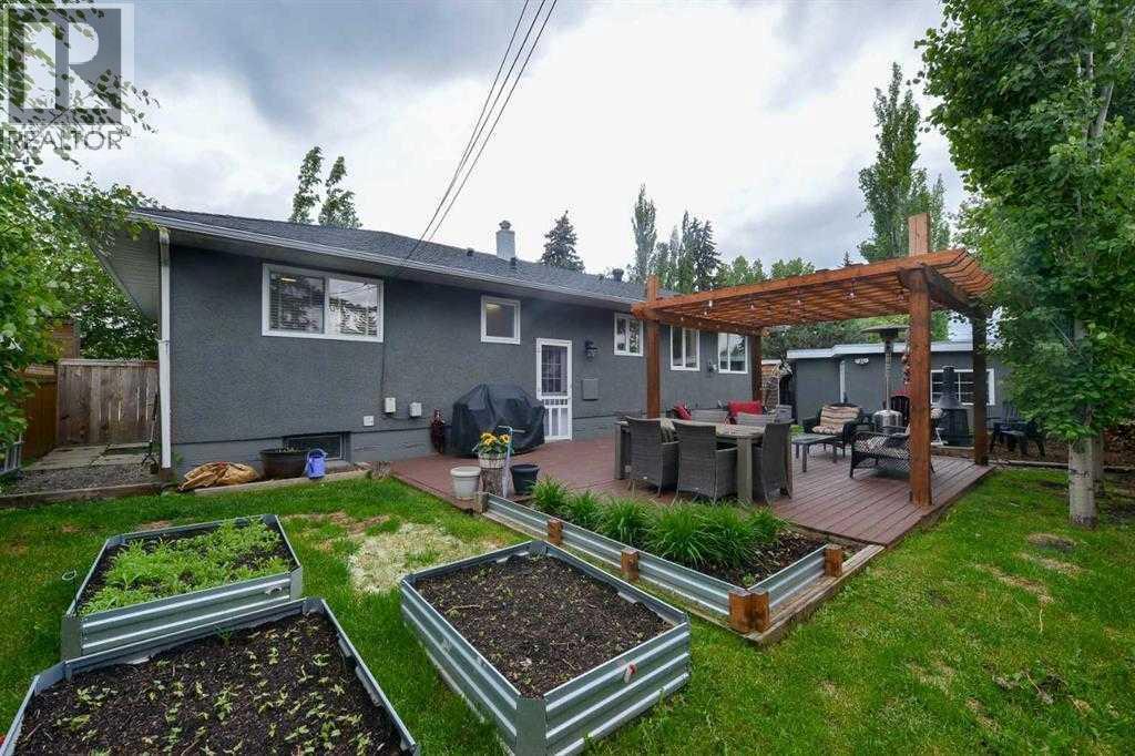19 Garrick Drive Sw, Calgary, AB - Outdoor With Exterior