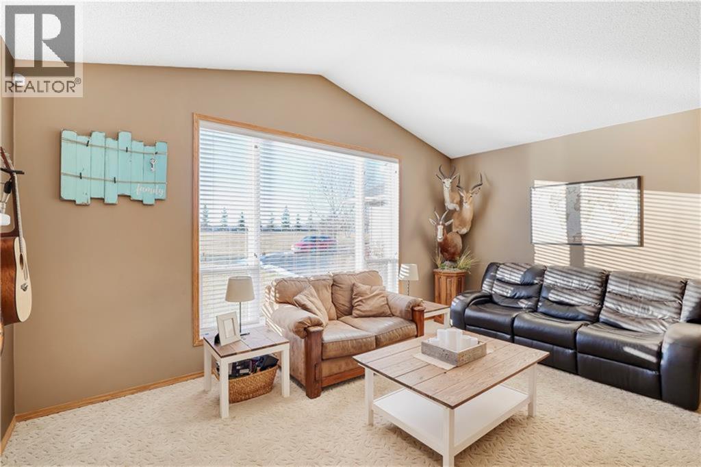 272210 Range Road 291 Ne, Airdrie, AB - Indoor Photo Showing Living Room