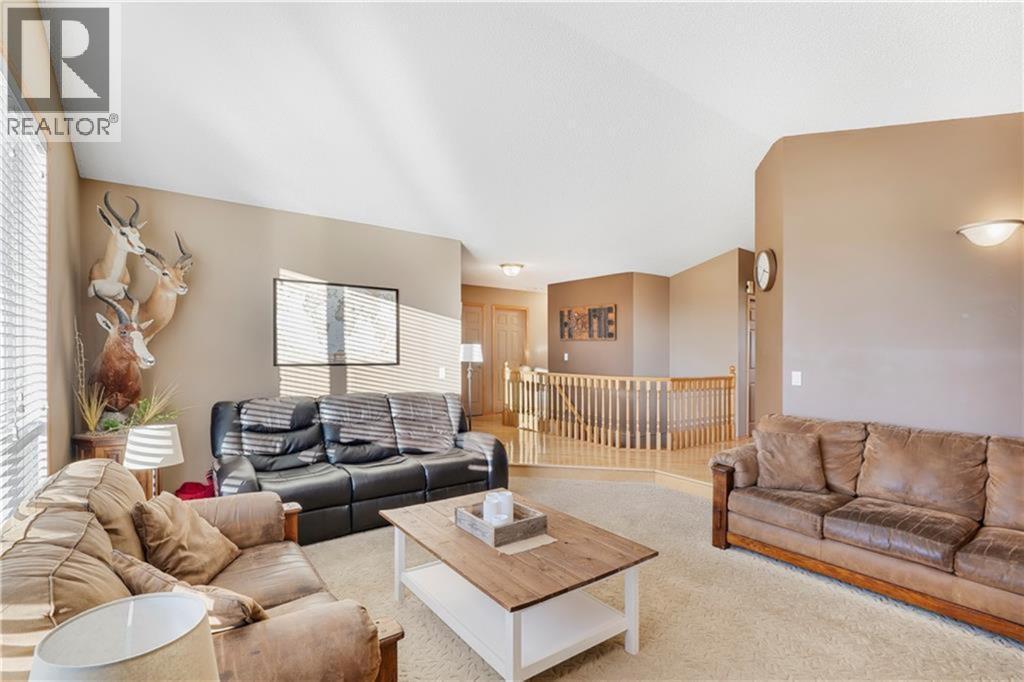 272210 Range Road 291 Ne, Airdrie, AB - Indoor Photo Showing Living Room