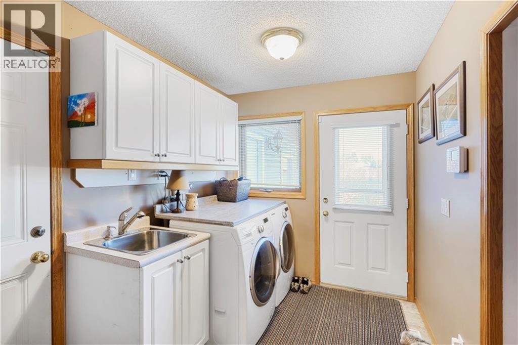 272210 Range Road 291 Ne, Airdrie, AB - Indoor Photo Showing Laundry Room