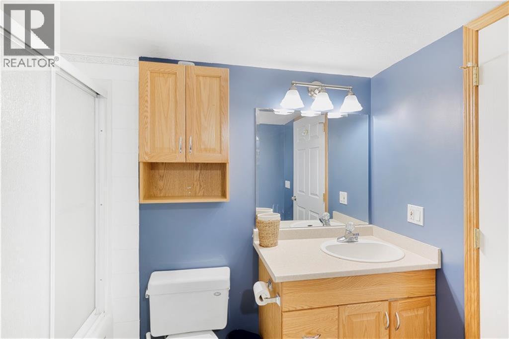 272210 Range Road 291 Ne, Airdrie, AB - Indoor Photo Showing Bathroom