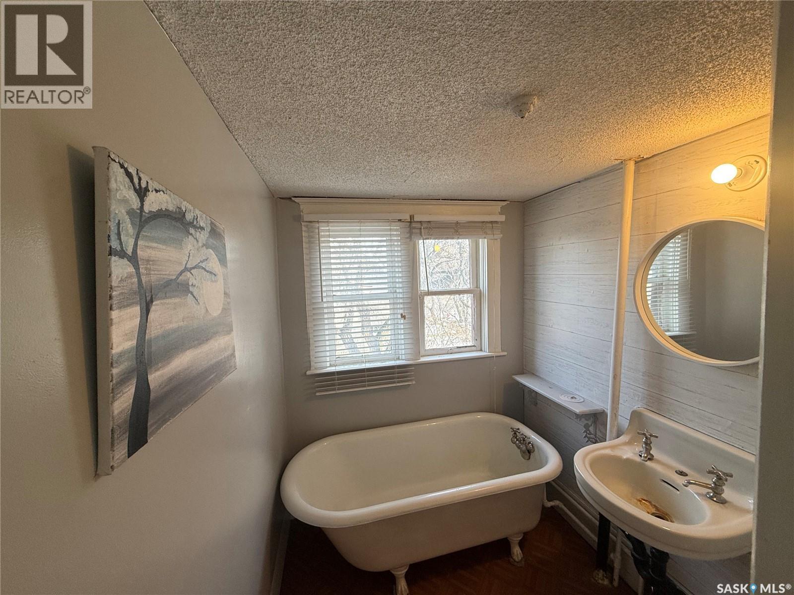 308 5Th Avenue W, Assiniboia, SK - Indoor Photo Showing Bathroom