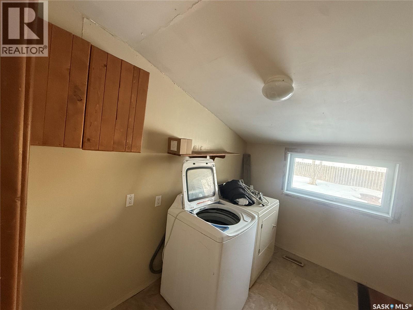 308 5Th Avenue W, Assiniboia, SK - Indoor Photo Showing Laundry Room