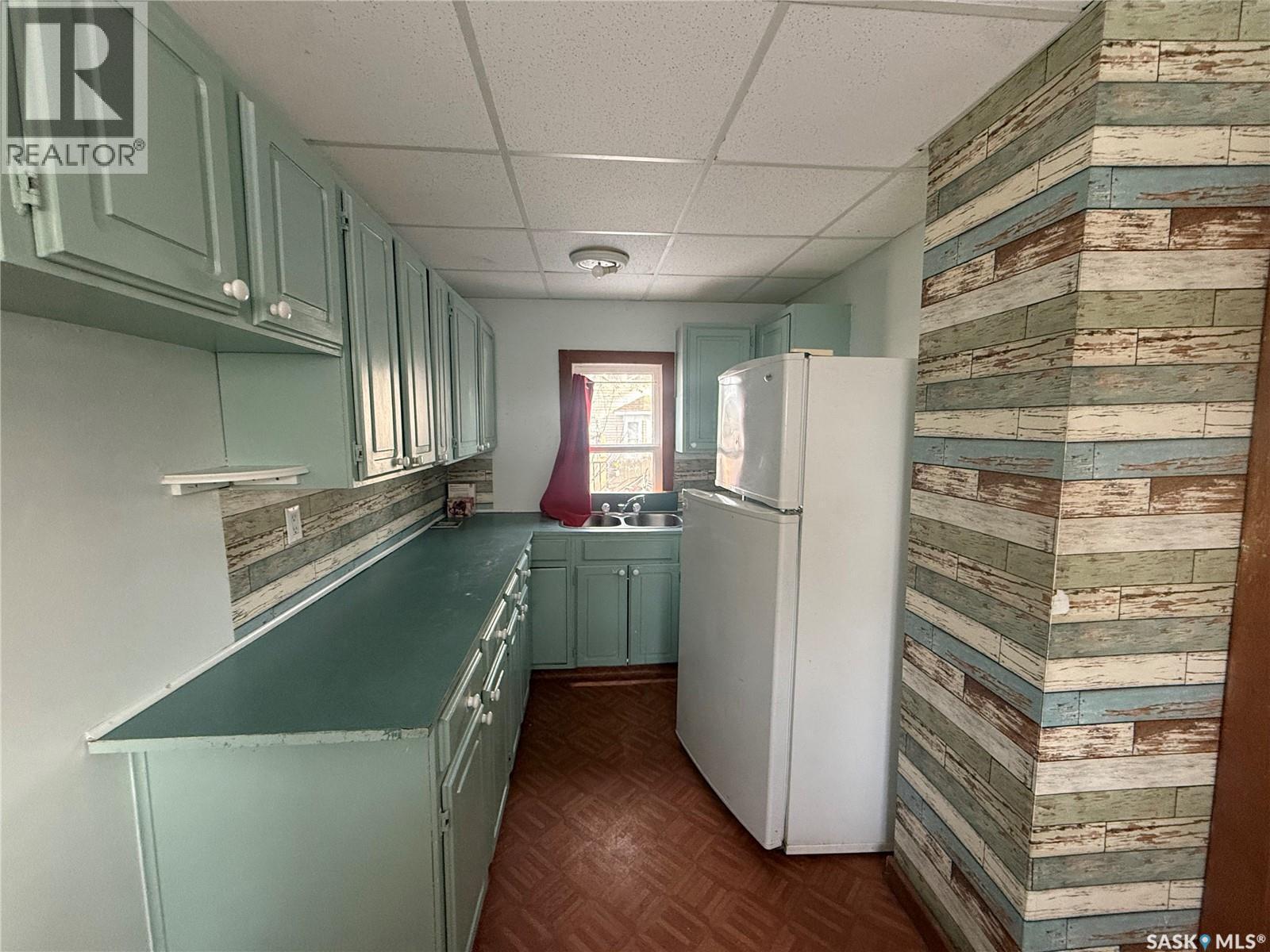 308 5Th Avenue W, Assiniboia, SK - Indoor