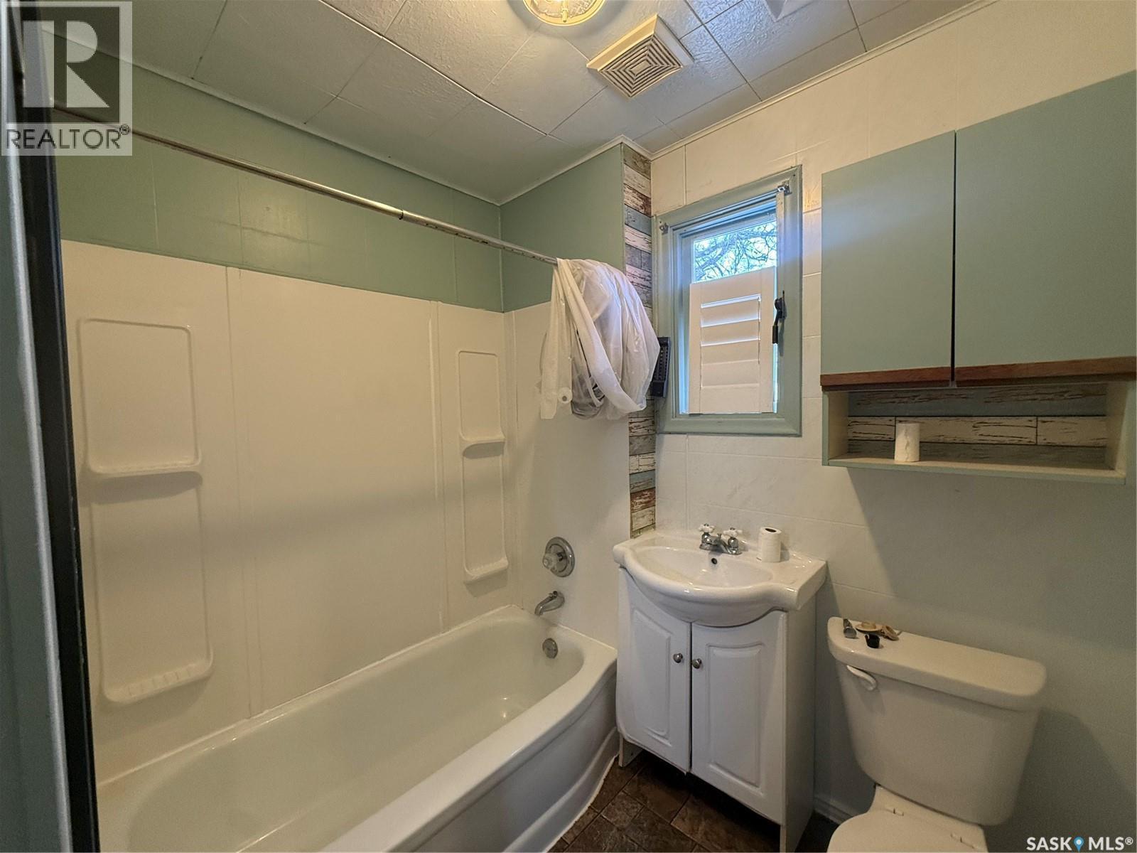 308 5Th Avenue W, Assiniboia, SK - Indoor Photo Showing Bathroom