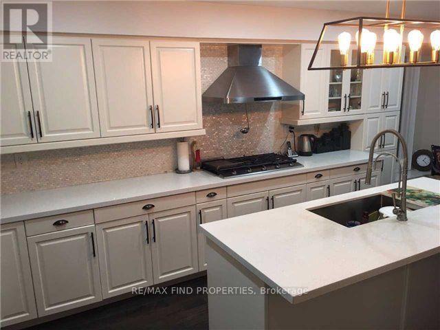 2406 Yorktown Circle, Mississauga, ON - Indoor Photo Showing Kitchen