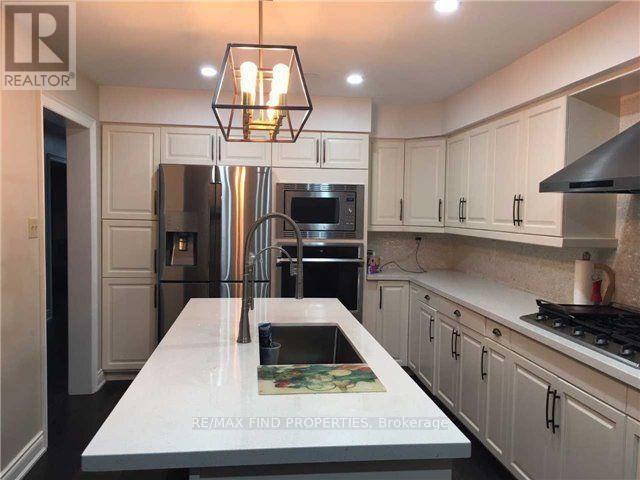 2406 Yorktown Circle, Mississauga, ON - Indoor Photo Showing Kitchen