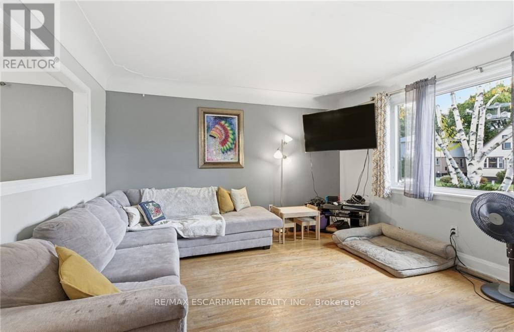 58 Seven Oaks Drive, Hamilton, ON - Indoor Photo Showing Living Room