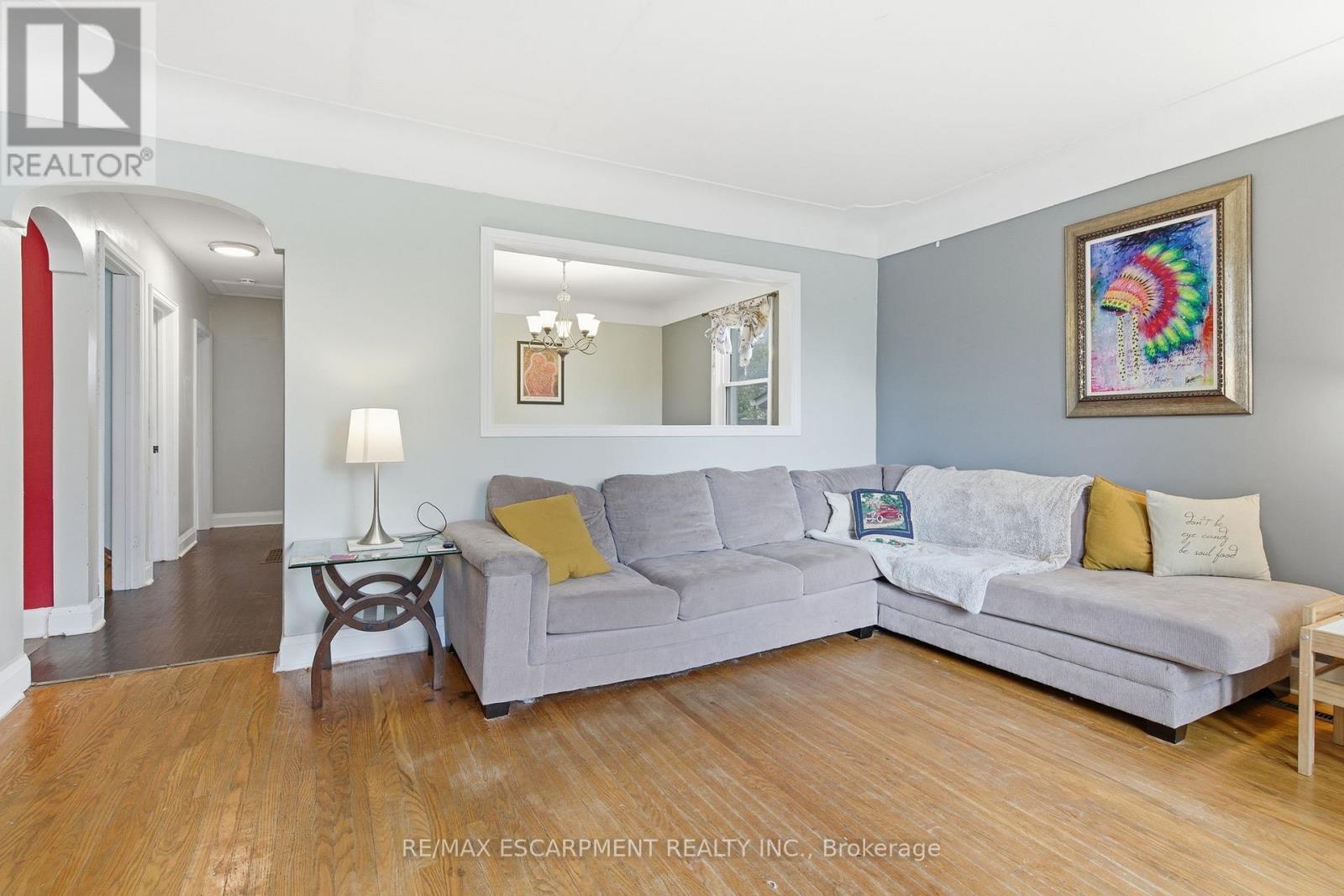 58 Seven Oaks Drive, Hamilton, ON - Indoor Photo Showing Living Room