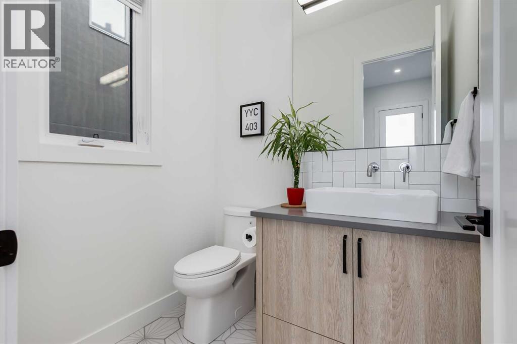 2520 Cochrane Road Nw, Calgary, AB - Indoor Photo Showing Bathroom