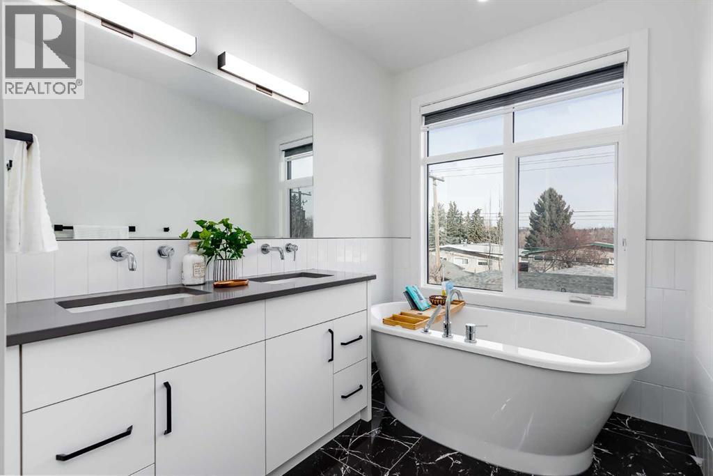 2520 Cochrane Road Nw, Calgary, AB - Indoor Photo Showing Bathroom