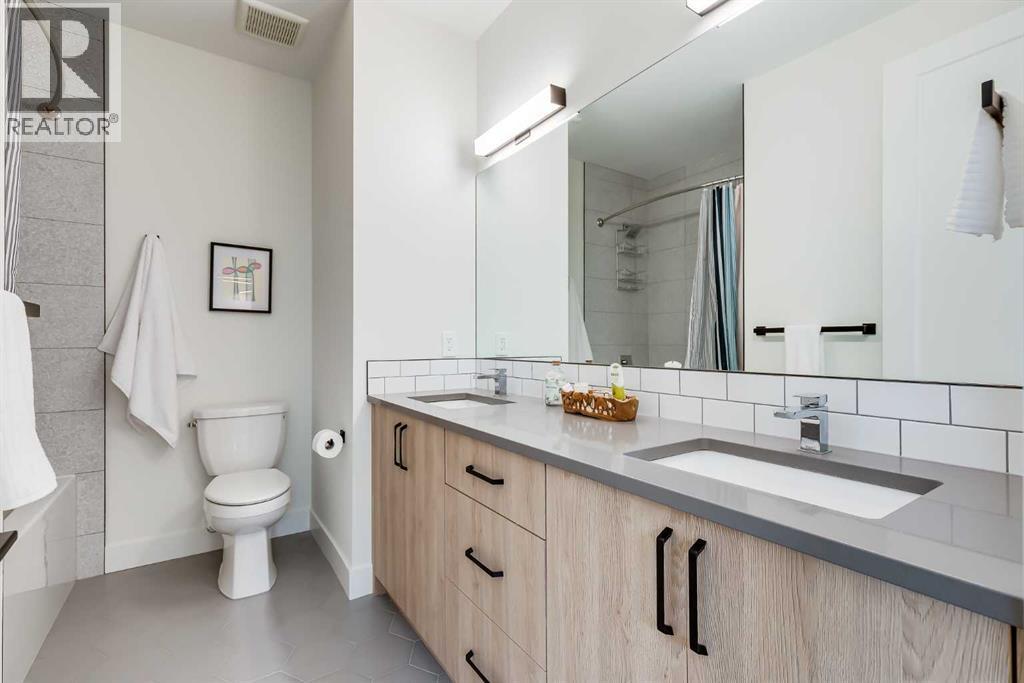 2520 Cochrane Road Nw, Calgary, AB - Indoor Photo Showing Bathroom