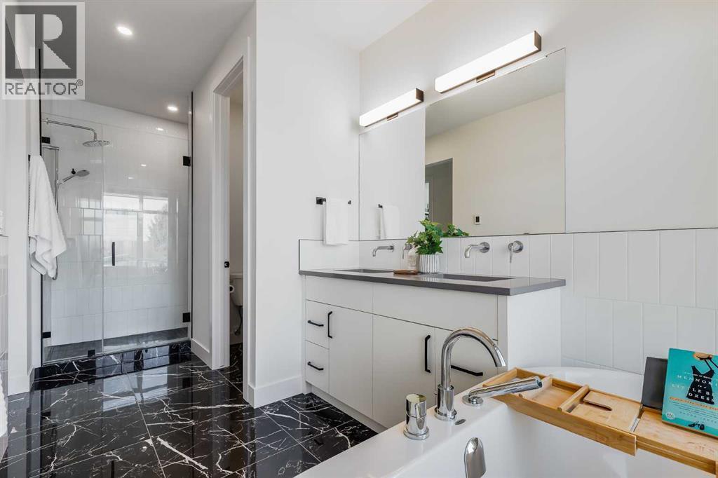 2520 Cochrane Road Nw, Calgary, AB - Indoor Photo Showing Bathroom