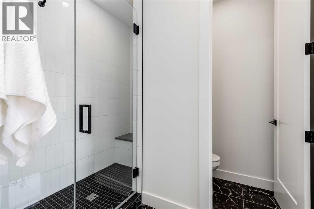 2520 Cochrane Road Nw, Calgary, AB - Indoor Photo Showing Bathroom