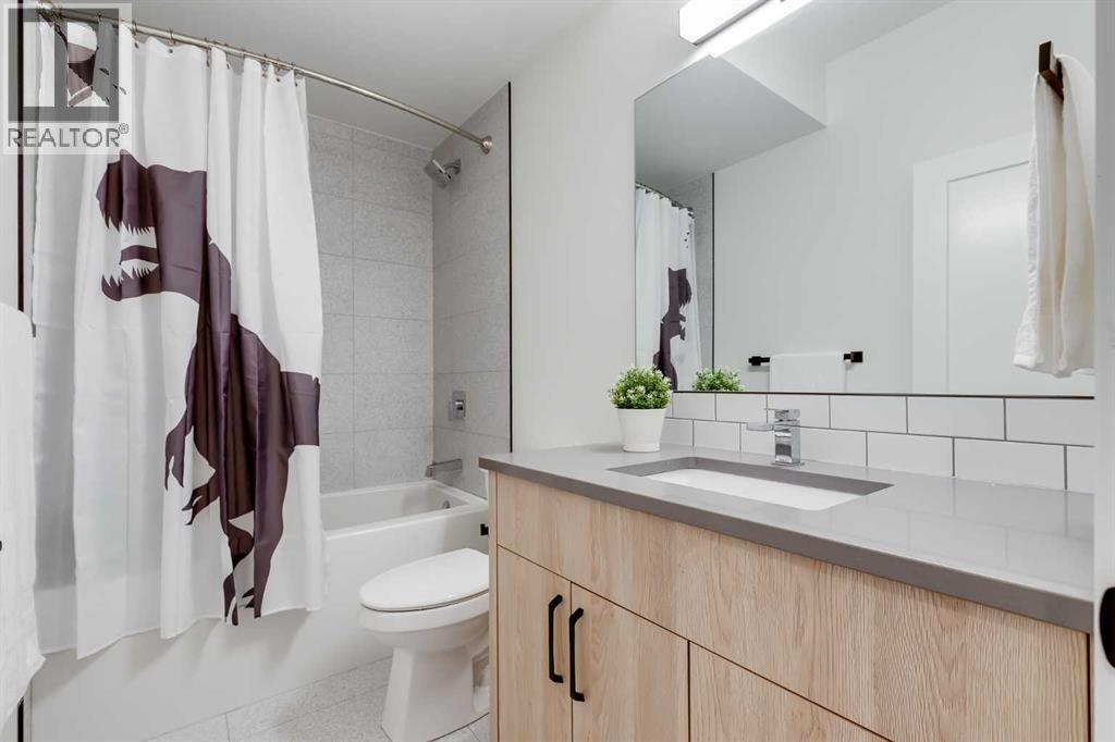 2520 Cochrane Road Nw, Calgary, AB - Indoor Photo Showing Bathroom