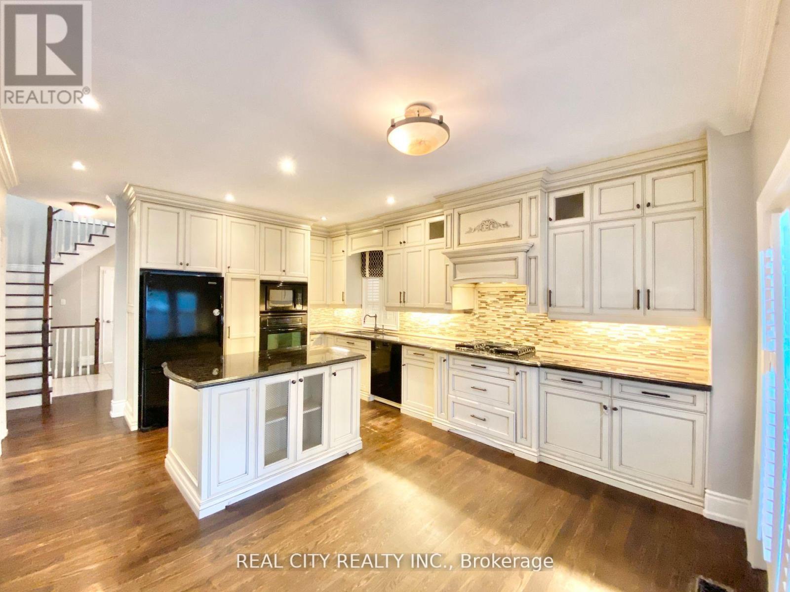 830 Old Derry Road, Mississauga, ON - Indoor Photo Showing Kitchen