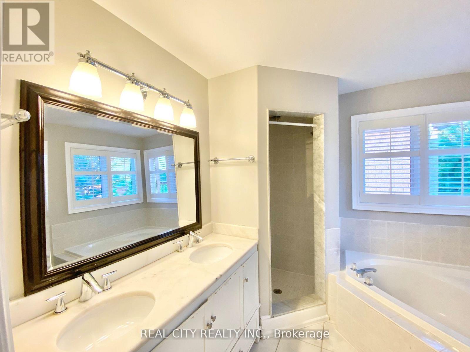 830 Old Derry Road, Mississauga, ON - Indoor Photo Showing Bathroom