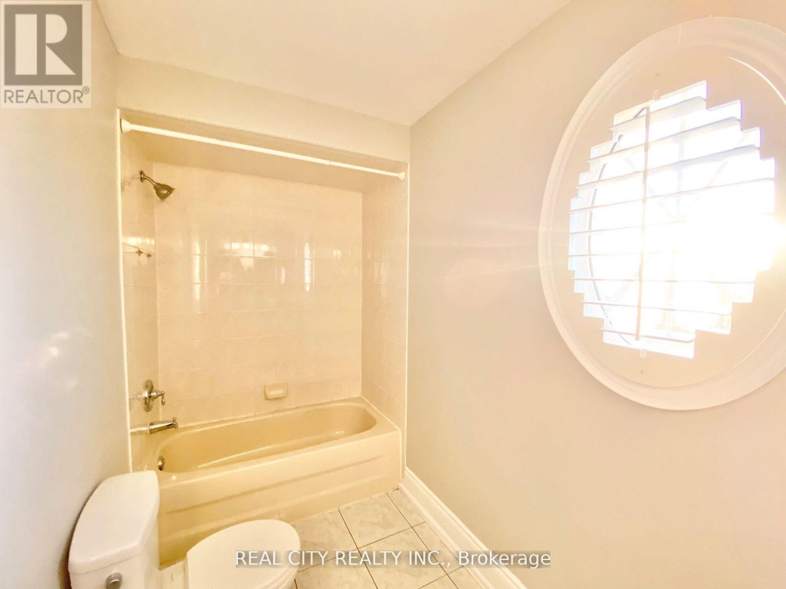 830 Old Derry Road, Mississauga, ON - Indoor Photo Showing Bathroom
