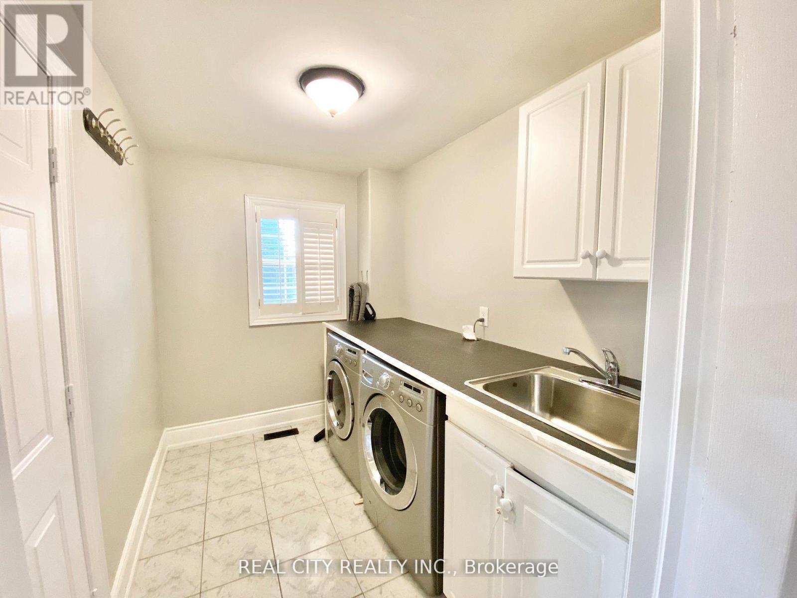830 Old Derry Road, Mississauga, ON - Indoor Photo Showing Laundry Room