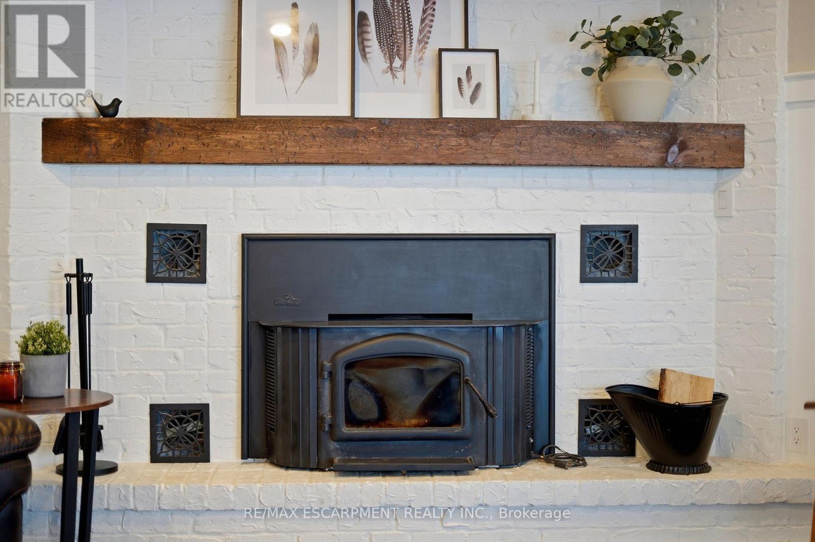 192 Concession 14 E, Hamilton, ON - Indoor Photo Showing Living Room With Fireplace