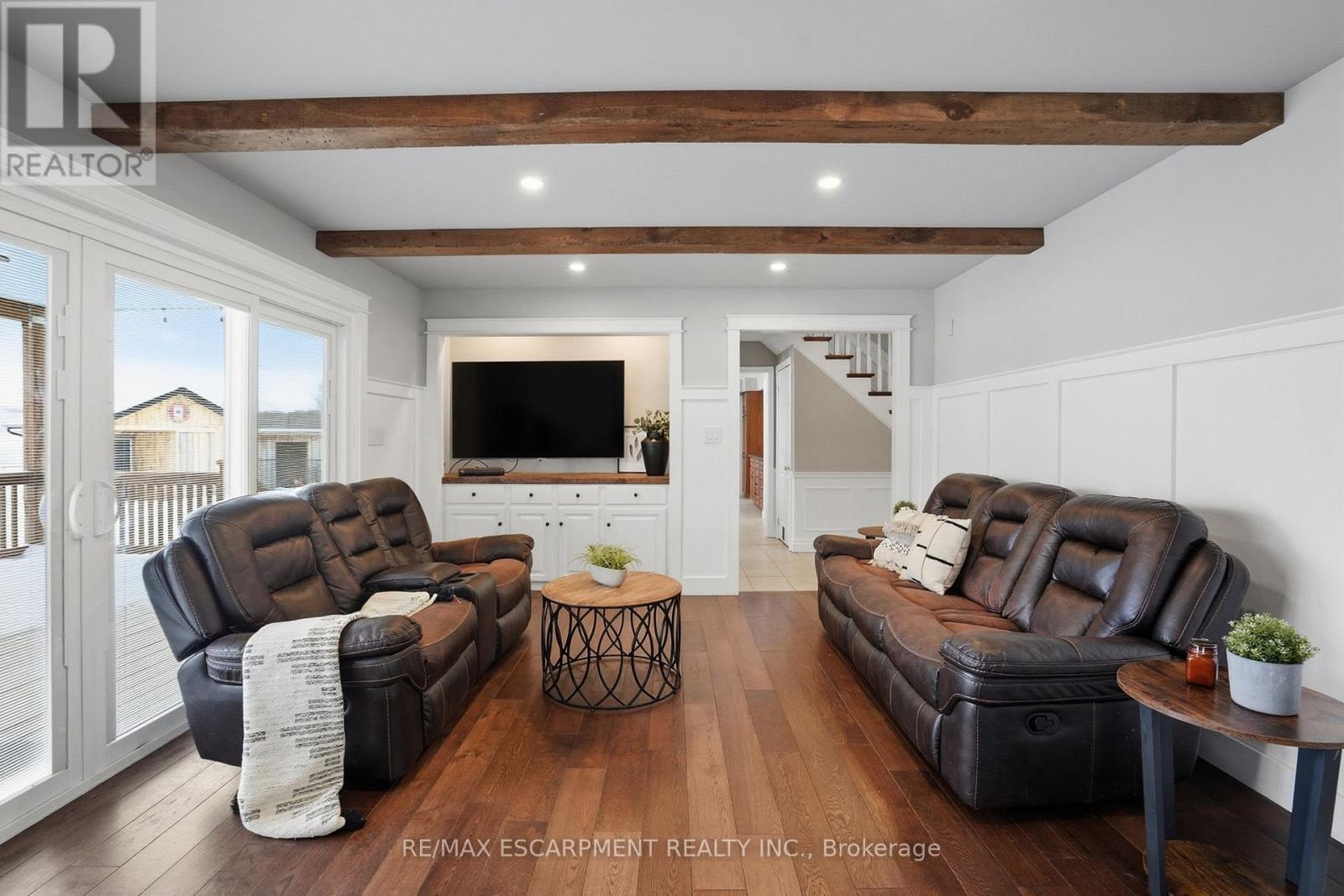 192 Concession 14 E, Hamilton, ON - Indoor Photo Showing Living Room