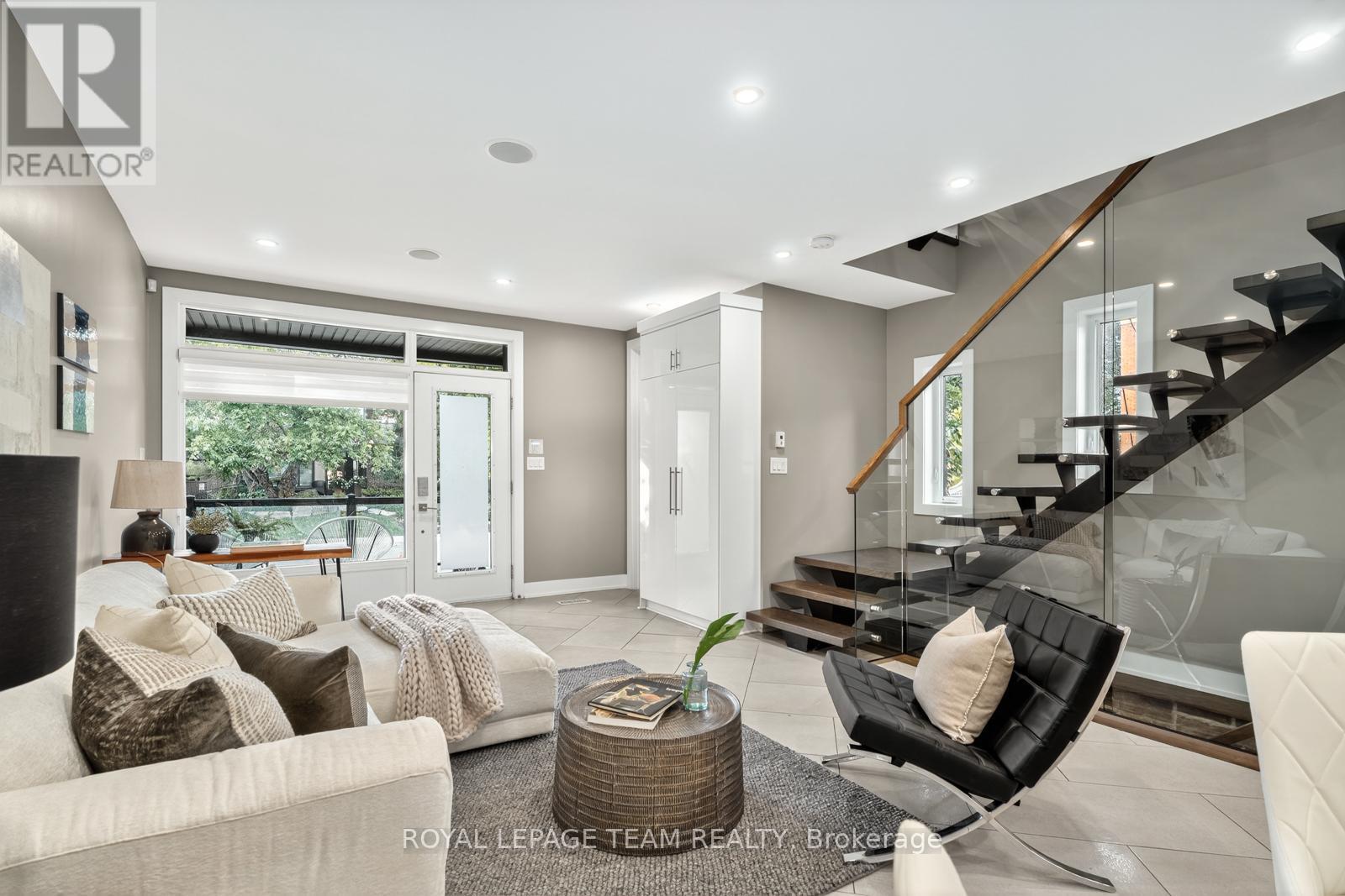 16 First Avenue, Ottawa, ON - Indoor