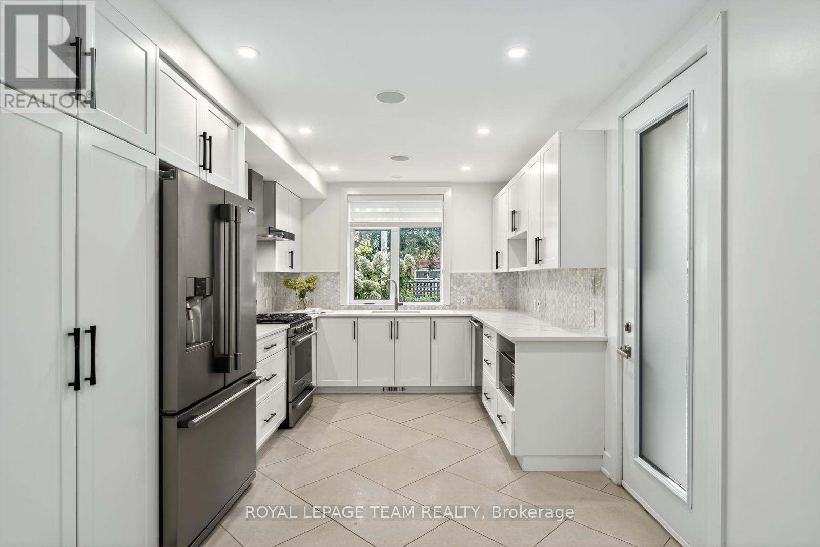 16 First Avenue, Ottawa, ON - Indoor Photo Showing Kitchen With Upgraded Kitchen
